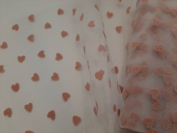 Tule met kleine roze hartjes