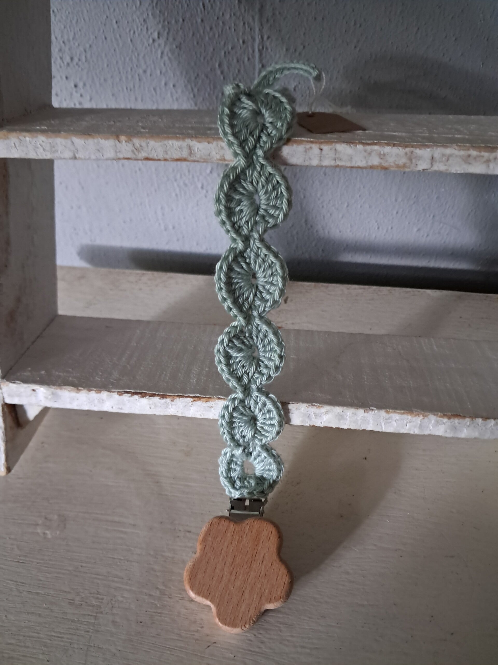 Speenkoord gehaakt bloem grijsgroen