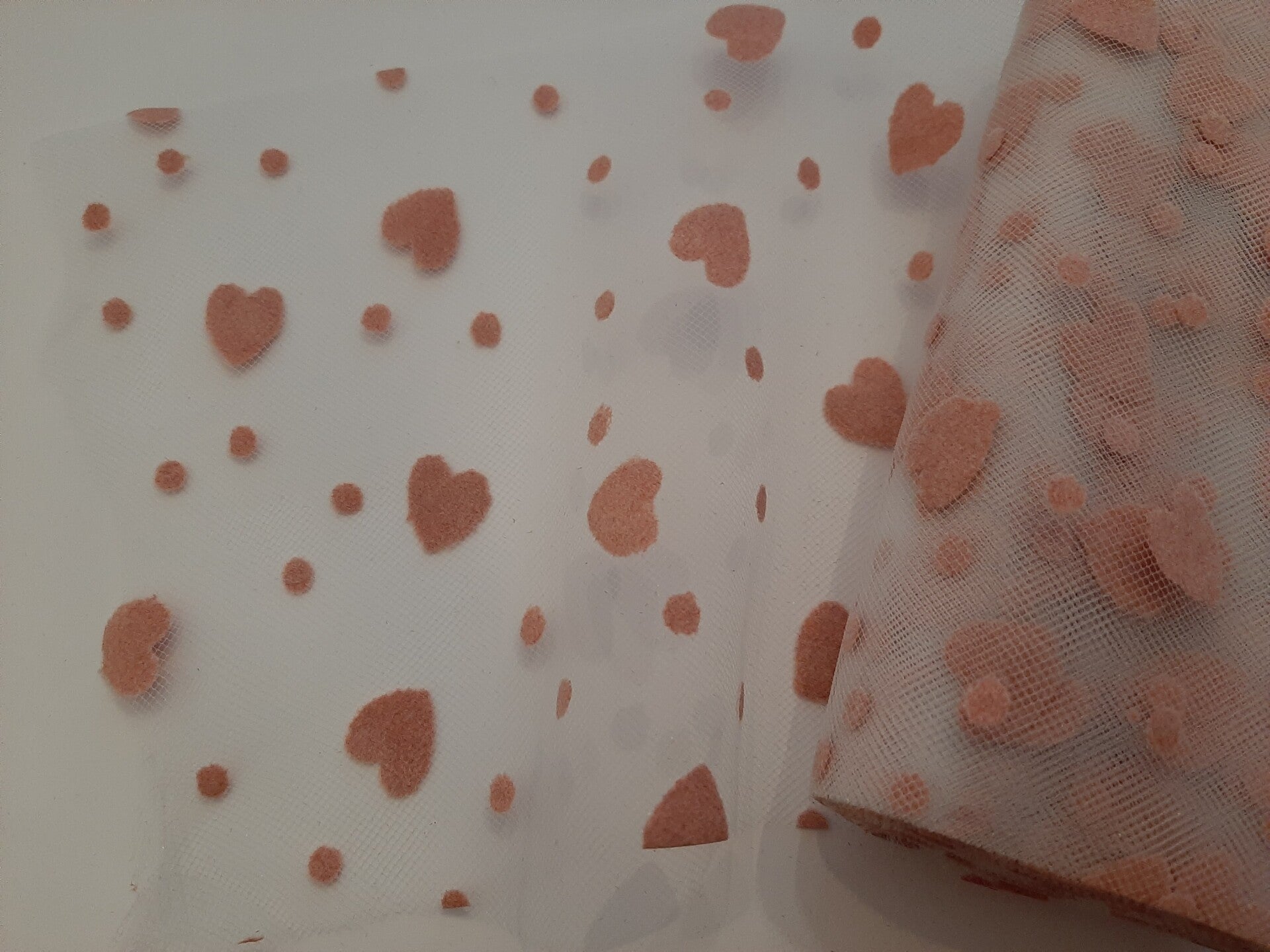 Tule met roze hartjes