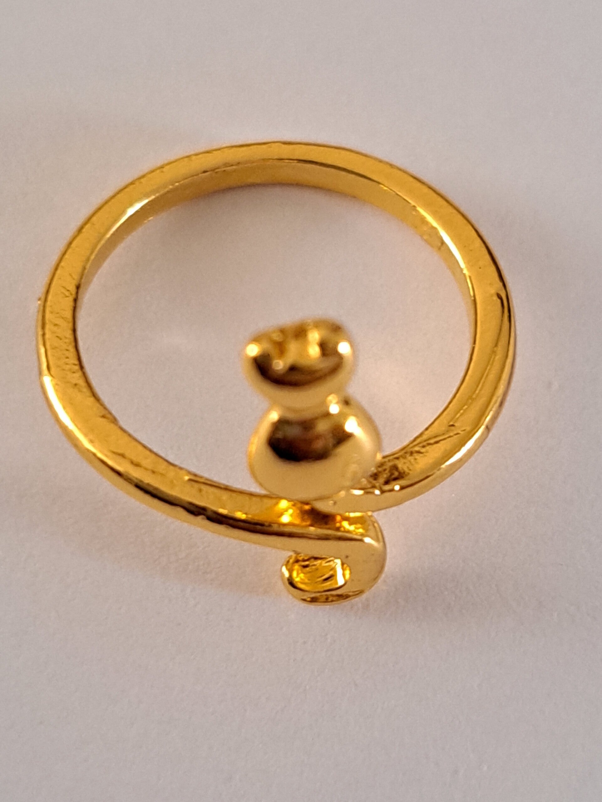 Ring om draad te geleiden kat goud kleurig