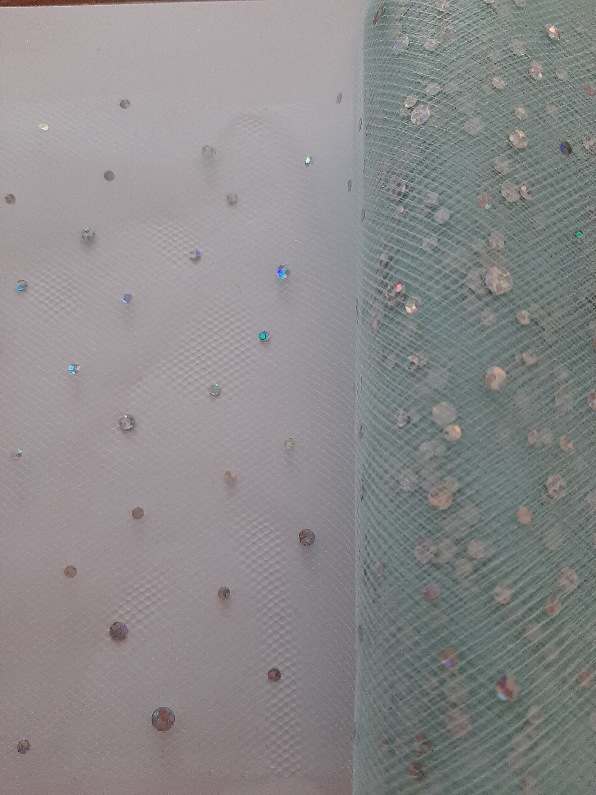 Tule licht blauw met zilveren pailletten