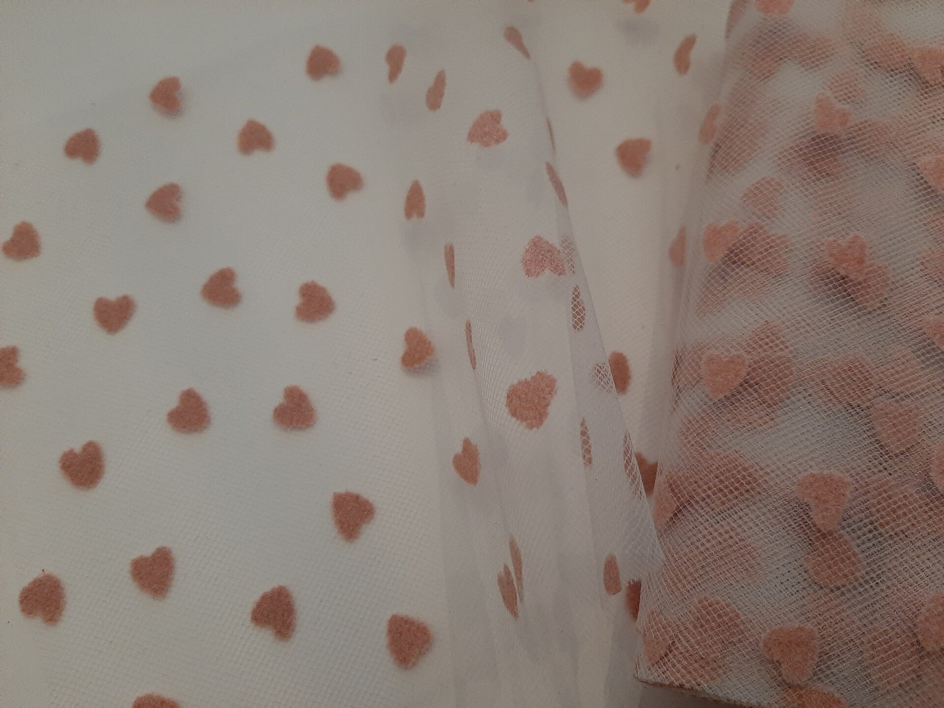 Tule met kleine roze hartjes