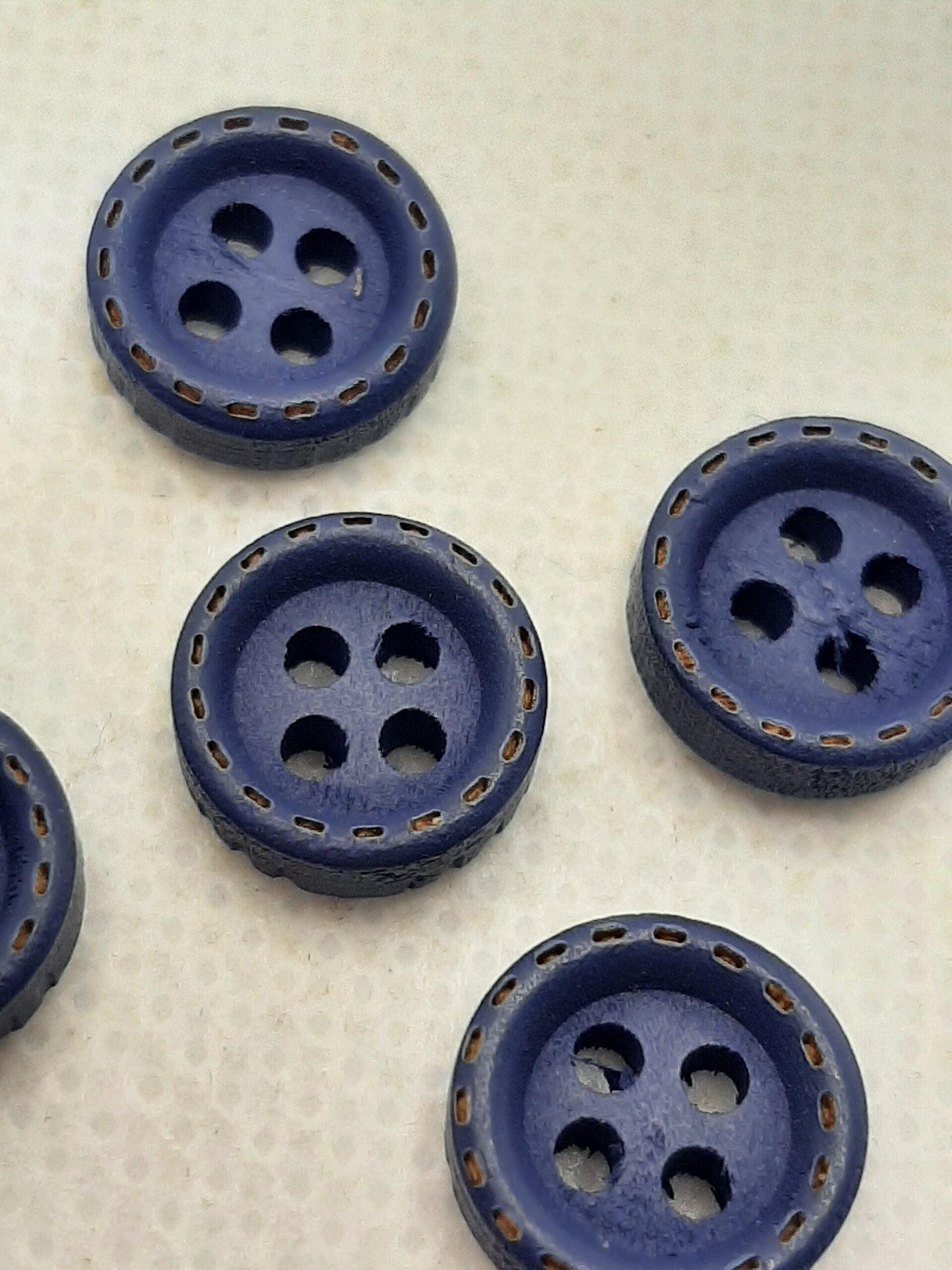 Knoop 10 mm donker blauw met gestreept randje (5 stuks)