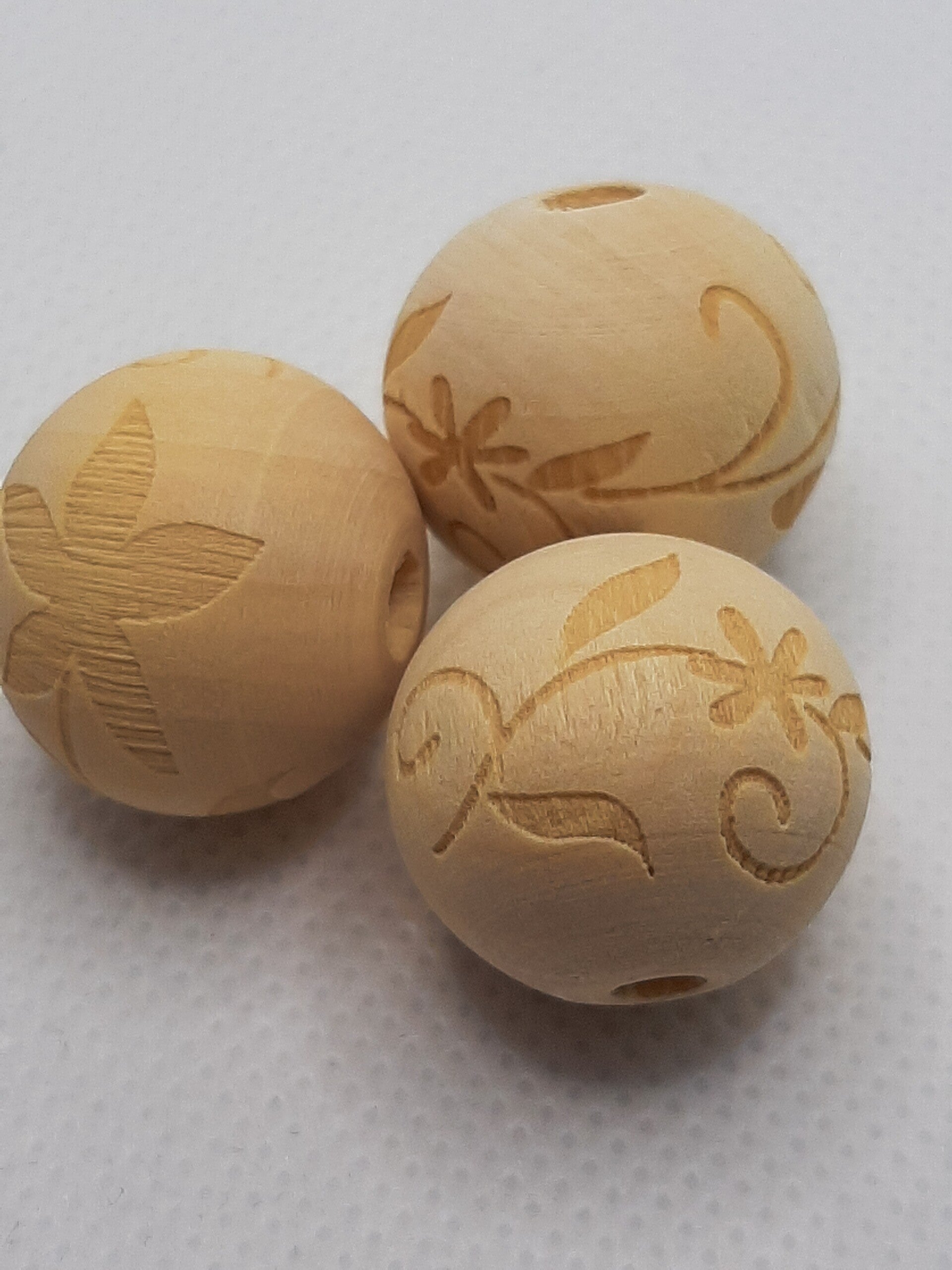 20 mm houten blanke kraal versierd type 7