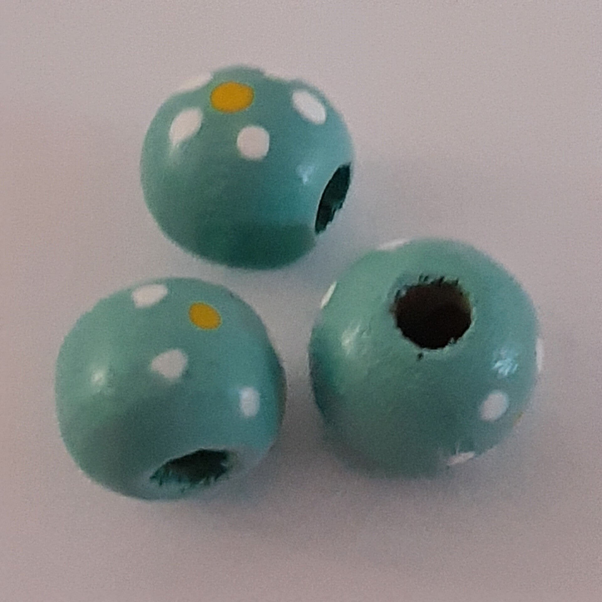 Houten kraal 13 met stippen blauw (7)