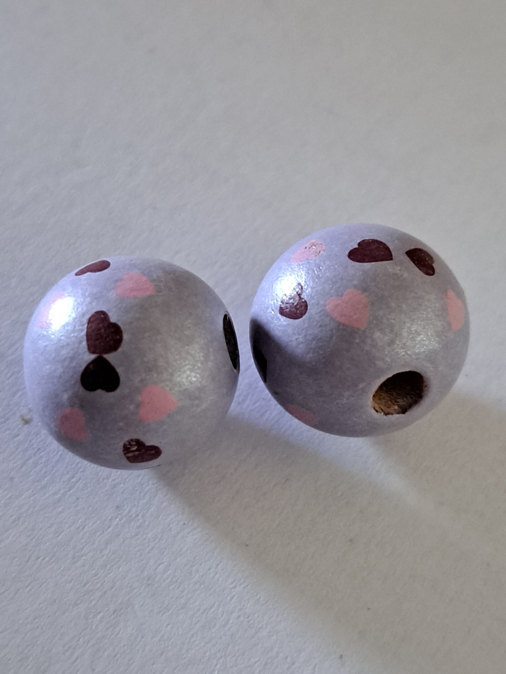 Houten kraal 15 mm lila met hartjes