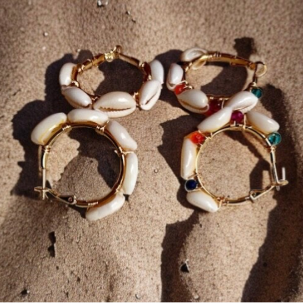 Trendy croelen met kauri schelpen