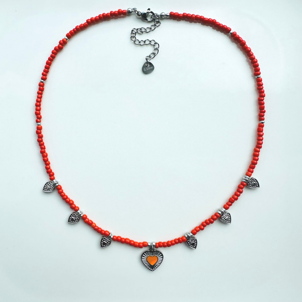 Oranje kralen ketting met hartjes