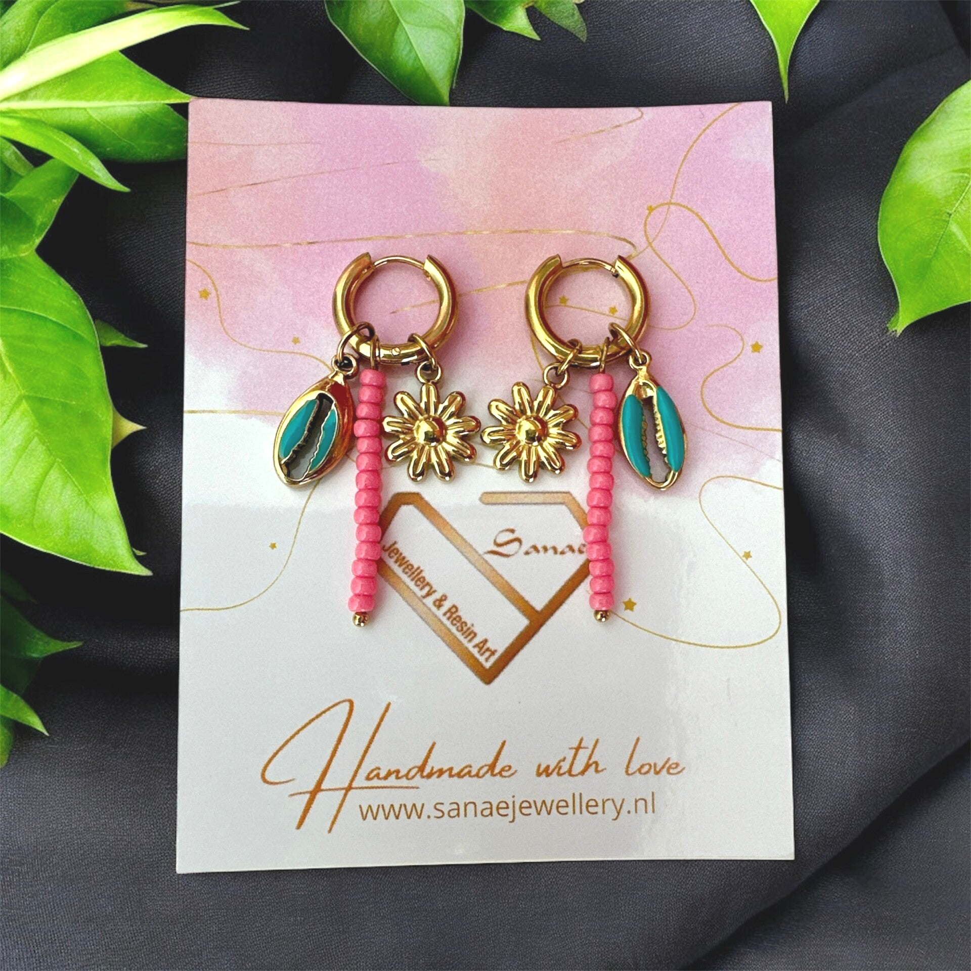 Oorbellen bloem-schelp met pink kralen