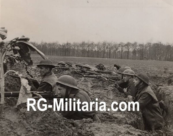 Original WW2 Turkish Press Photo - British soldiers in a trench by the Maas near Venlo, Netherlands (1944)