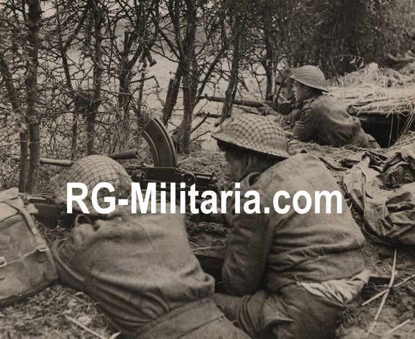Original WW2 Turkish Press Photo - British soldiers in a trench by Venray, Netherlands (1944)