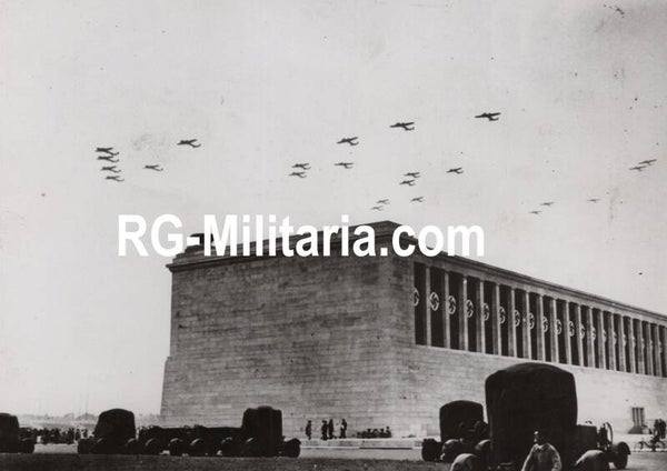Original WW2 French Press Photo - Luftwaffe airplanes fly over, Reichsparteitag Nürnberg (1937)