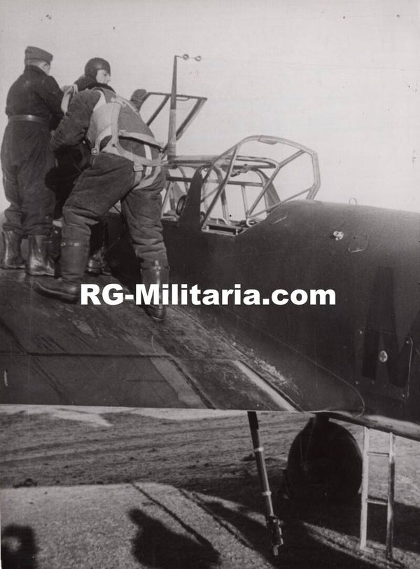 Original WW2 German Press Photo - Luftwaffe pilots on a Messerschmitt airplane