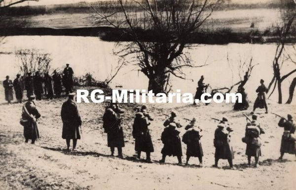 Original WW2 French Press Photo - Hungarian collaborators shoot communist partisans (1945)