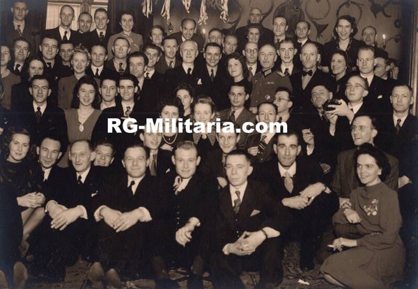 Original WW2 German Photo - Group photo with NSDAP member and a German soldier in Brussels, Belgium (1941)