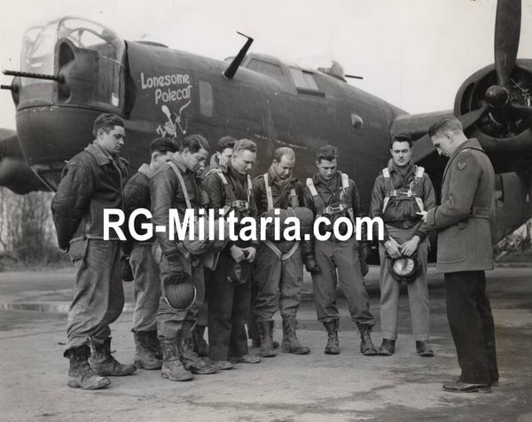 Original WW2 US Press Photo - Flight crew '''The Lonesome Polecat'' Praying before one of their last missions (1944)