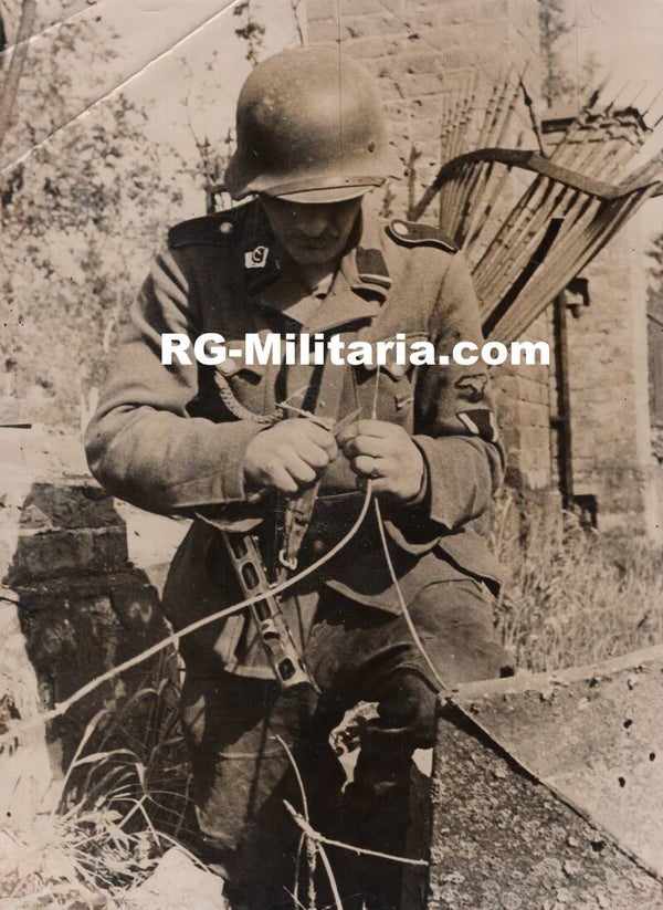 Original WW2 Estonian Waffen SS Press Photo - Estonian Waffen SS volunteer with PPSH, Narva, Estonia (1944)