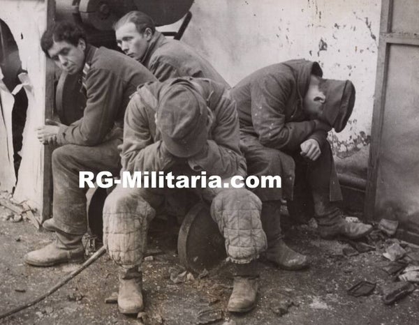 Original WW2 British Press Photo - German POW soldiers by Goch, Germany (1945)