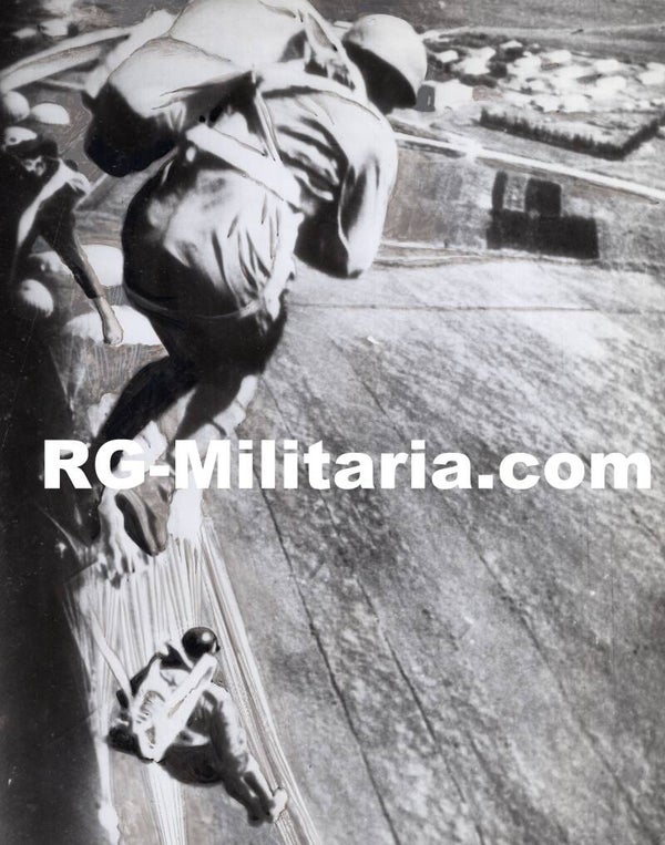 Original WW2 British Press Photo - British Airborne Paratroopers jump in the Middle East (1943)