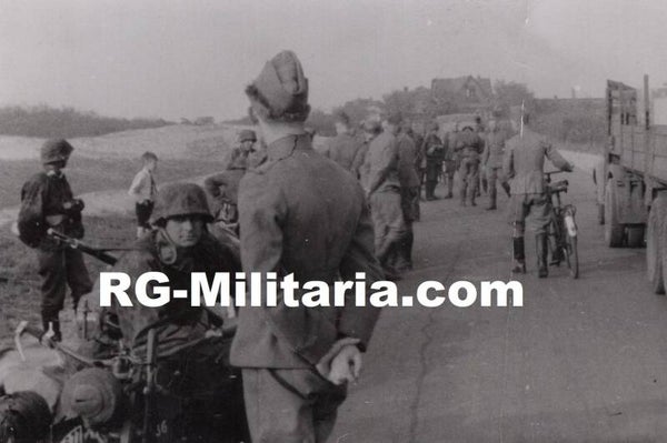 Original WW2 German Waffen SS Photo - German Waffen SS soldiers talking with Dutch POW soldiers, Holland, May (1940)