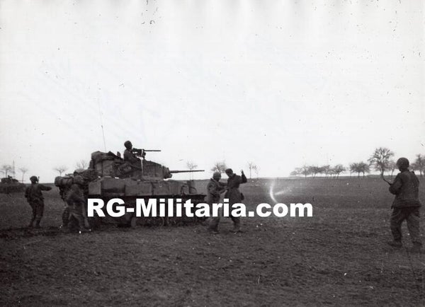 Original WW2 French Press Photo - Captured German POW by a US tank crew (1945)