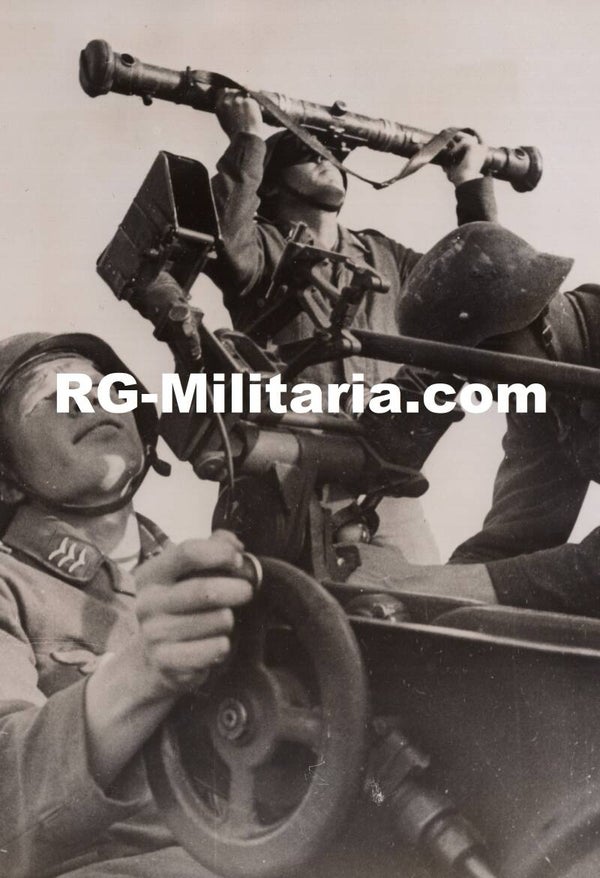 Original WW2 German Press photo - Luftwaffe Flak artillery getting ready to shoot (1941)