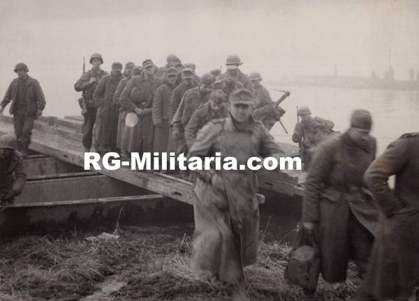 Original WW2 French Press Photo - Captured German POW soldiers guarded by US Soldiers (1945)