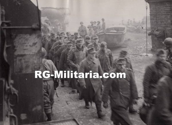 Original WW2 French Press Photo - Captured German POW soldiers guarded by US Soldiers (1945)