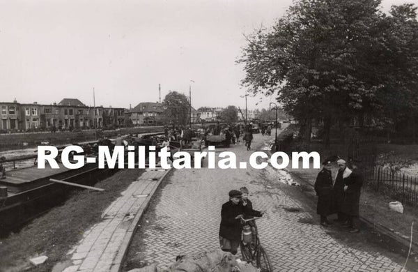 Original WW2 Dutch Liberation Press Photo - Food being handled with boats under police control, The Hague (1945)