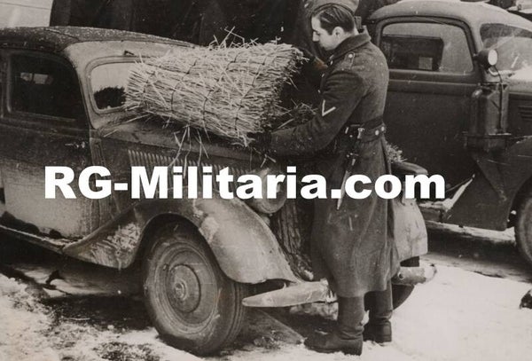 Original WW2 German Press Photo - Hay on a car on the cold Eastern Front (1942)