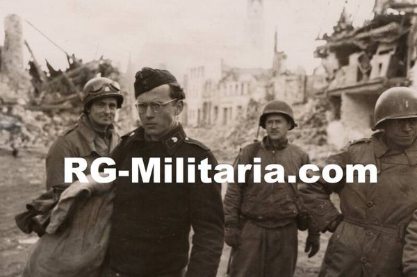 Original WW2 US Press Photo - Captured German POW Panzer soldier, Neumarkt (1945)