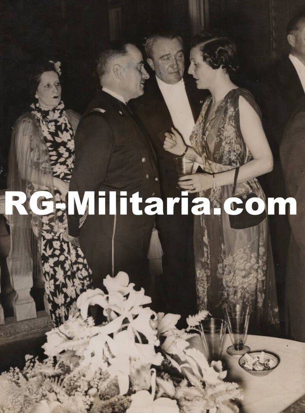 Original WW2 German Press Photo - Italian General Giuseppe Valle talking to Leni Riefenstahl