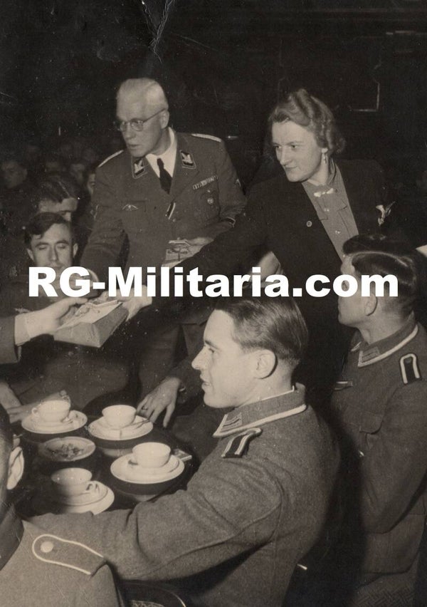 Original WW2 German Press Photo - German wounded soldiers gathering in Munich (1943)