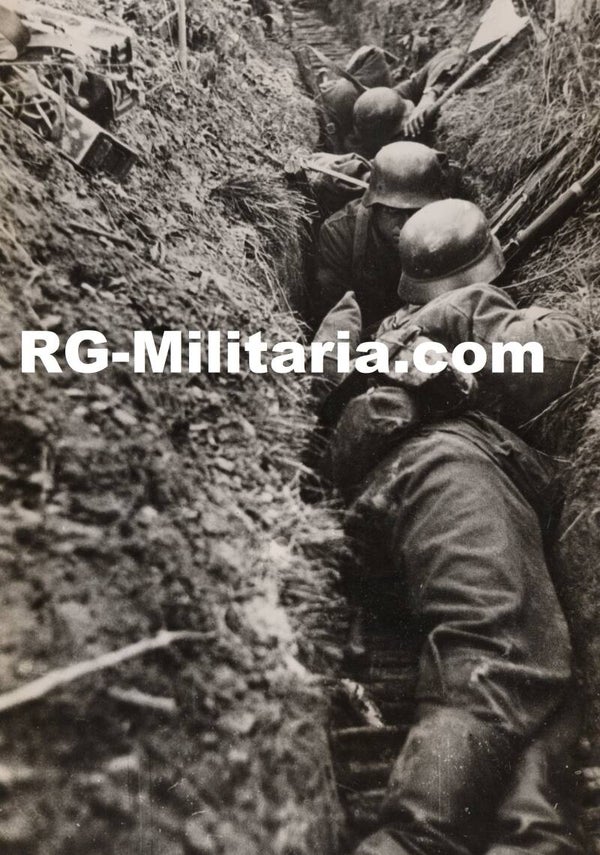 Original WW2 German Press Photo - German soldiers taking cover in the trenches at the Eastern Front
