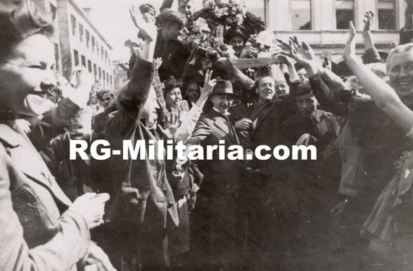 Original WW2 Dutch Liberation Press Photo - Civilians celebrating in The Hague (1945)