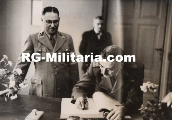 Original WW2 German Photo - NSDAP official with a military general (1943)