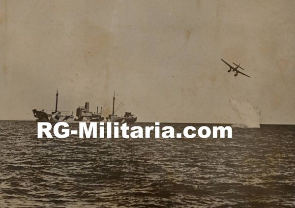 Original WW2 German Press Photo - German Luftwaffe airplane Heinkel He 115 dropping a torpedo (1941)