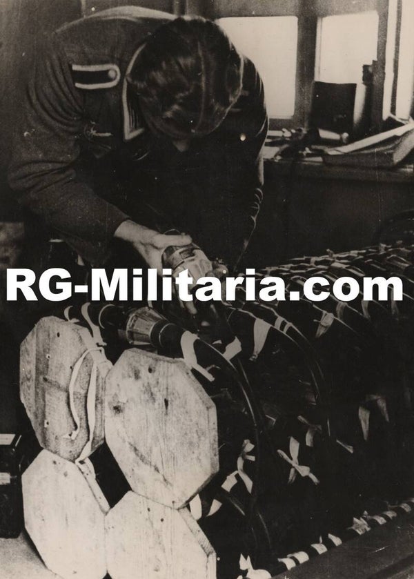 Original WW2 German Press Photo - Fixing cables (1942)