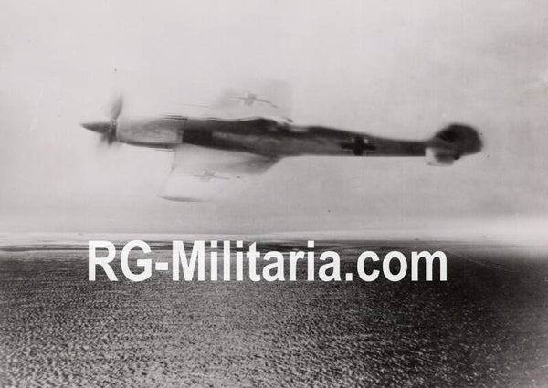 Original WW2 German Press Photo - Luftwaffe Focke Wulf FW 190 airplane going fast over the sea (1942)