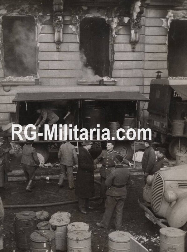 Original WW2 German Press Photo - German NSKK directing people during a house fire in Berlin (1943)