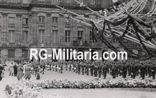 Original WW2 Dutch Liberation Press Photo - Seaforth highlanders marching in Amsterdam (1945)
