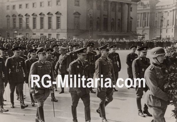 Original WW2 German Press Photo - Romanian officers with Generalleutnant Paul von Hase, Unter der Linden, Berlin (1941)