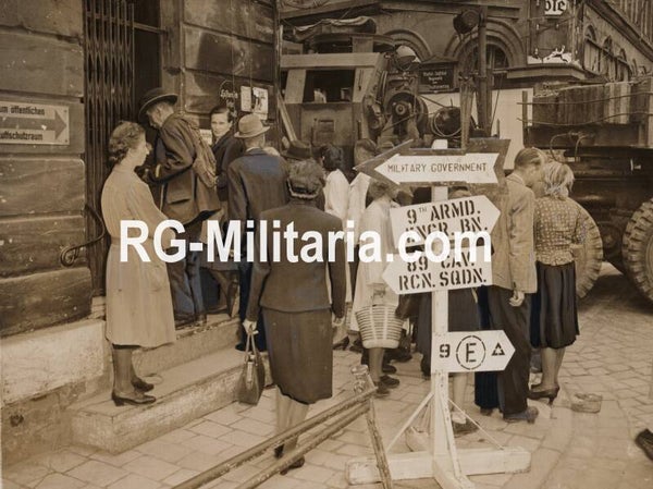 Original WW2 British Press Photo - Civilians of Bayreuth waiting in line (1945)