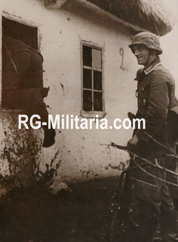 Original WW2 German Waffen SS Press Photo - SS and Wehrmacht with MP 40 in a Soviet village, Eastern Front (1943)