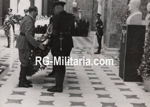 Original WW2 French Press Photo - Adolf Hitler placing a wreath Anton Bruckner Gedenkfeier, Walhalla