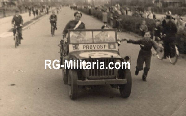 Original WW2 Dutch Liberation Photo - Canadian Jeep in the Hague (1945)