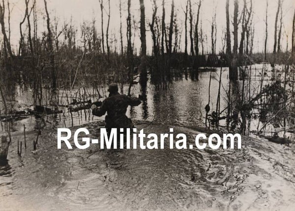 Original WW2 German Press Photo - German soldier crossing a flooded area, Eastern Front (1943)