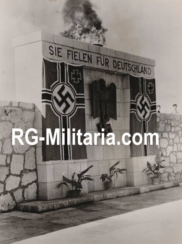 Original WW2 Italian Press Photo - Remembrance monument for the fallen soldiers (1943)