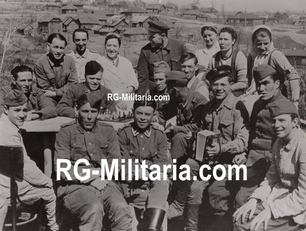 Original WW2 Italian Press Photo - Ostvolker Wehrmacht volunteers group picture (1943)