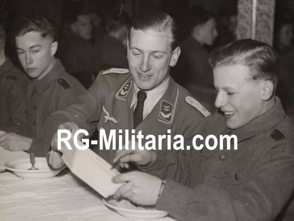 Original WW2 Italian Press Photo - Flakhelfers in school (1943)